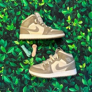 Size 6.5Y Air Jordan 1 Mid BG